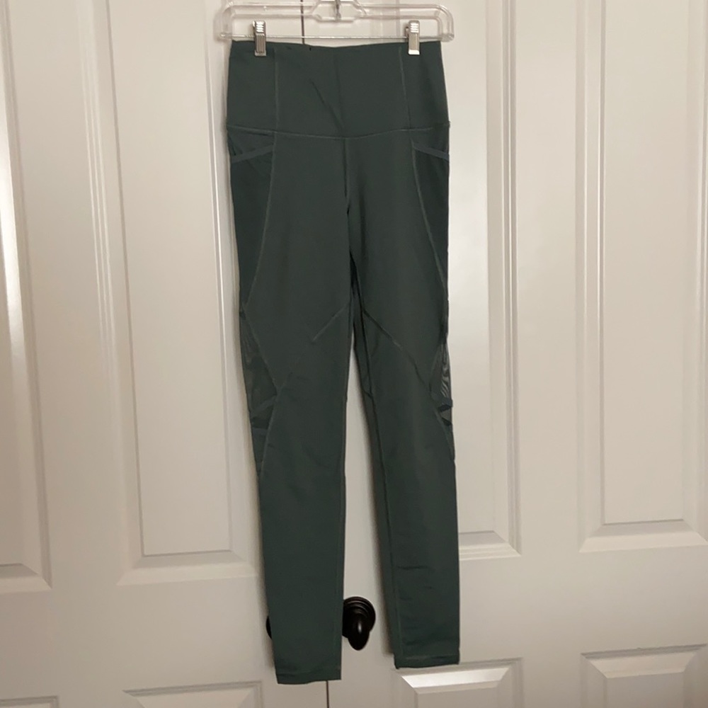 Victoria Sport Leggings with mesh and side pockets